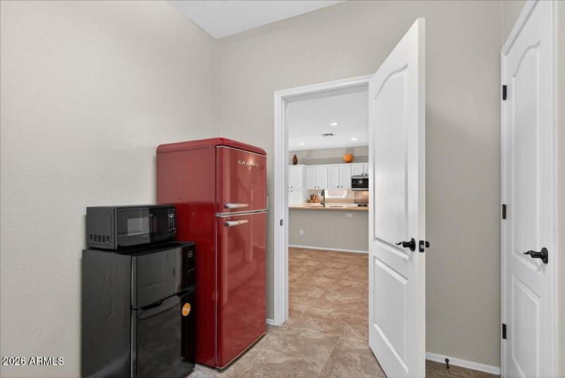 46-7855 E Kenwood St_RedHogMedia