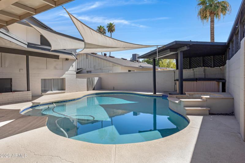 1627 E Fremont Dr-41