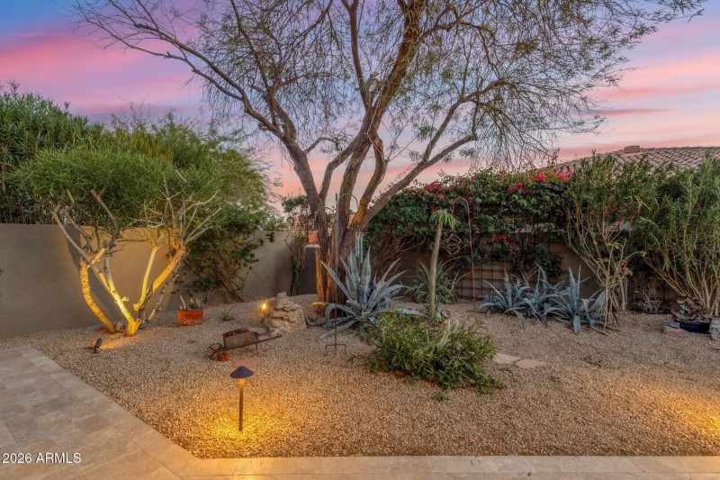 063_Side Yard Lights