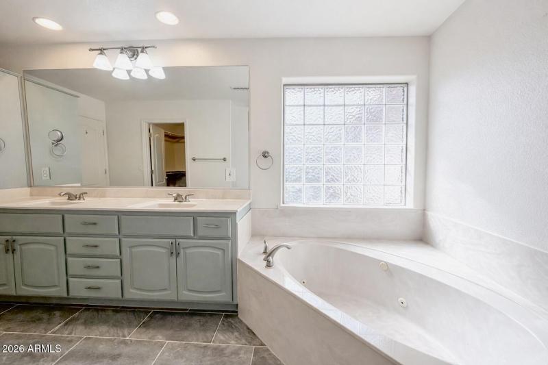 0DB4FC9F-D967-43E3-99A1-1653AD8AC895