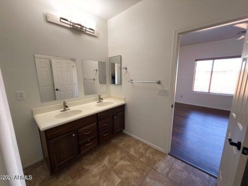 20251017232404119575000000-o