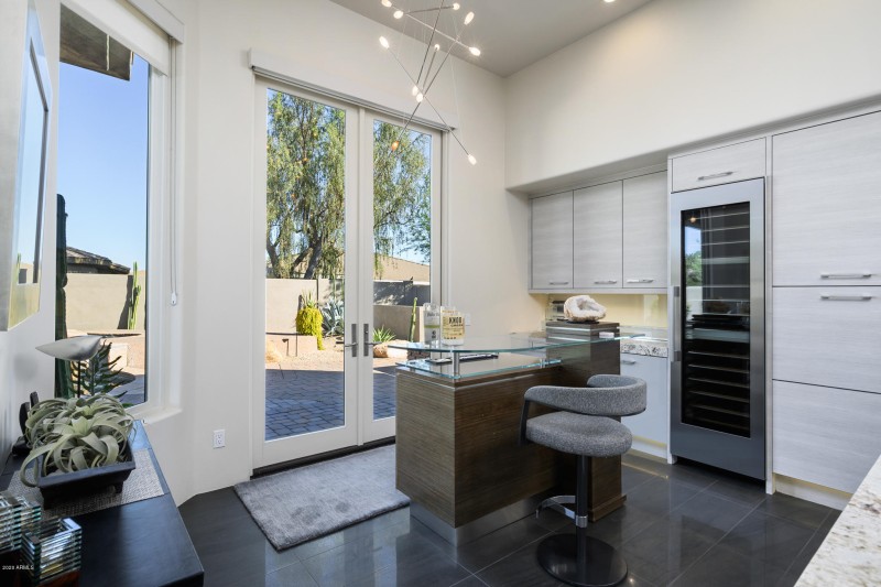 Highend appliances throughout