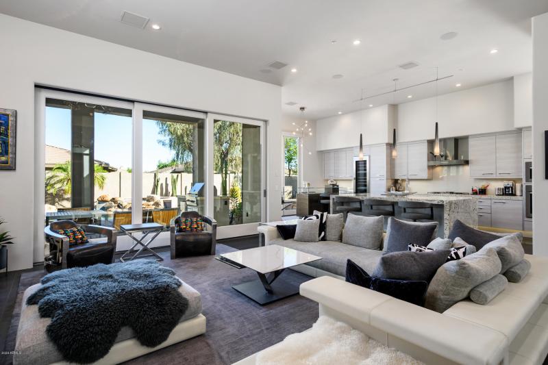 Outdoor / Indoor Living!