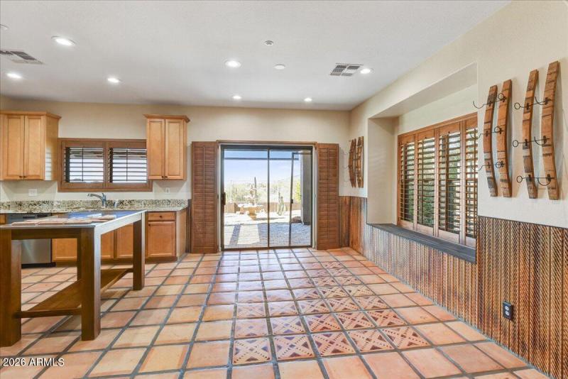 07-Dining to Kitchen