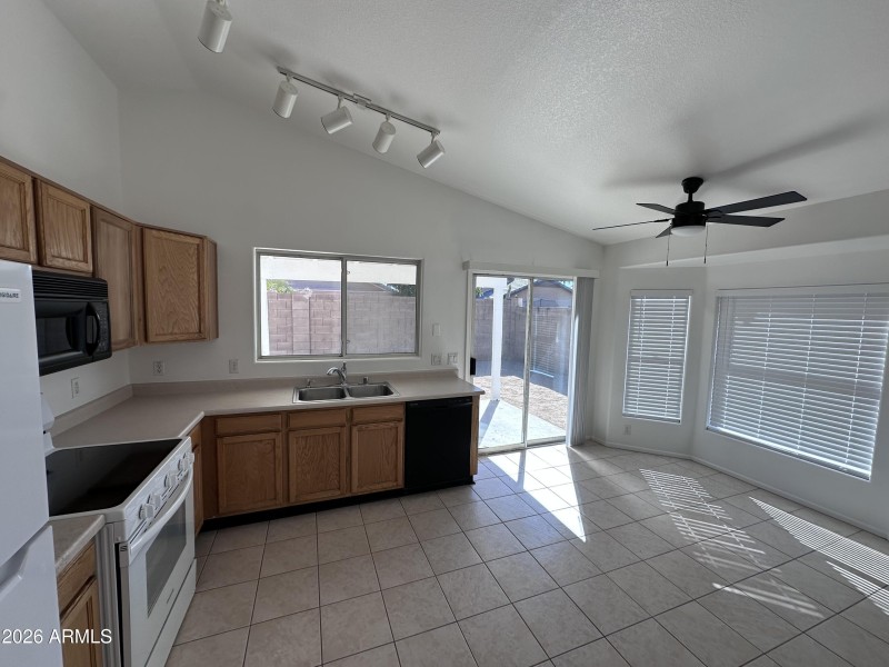 KITCHEN WITH BREAKFAST NOOK