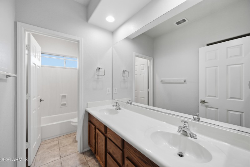 Modern full bathroom