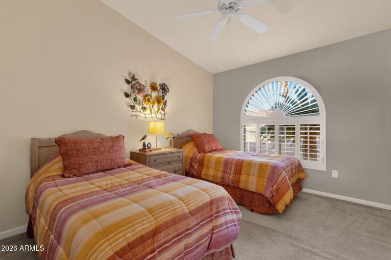 15-web-or-mls-16245-e-montrose-dr