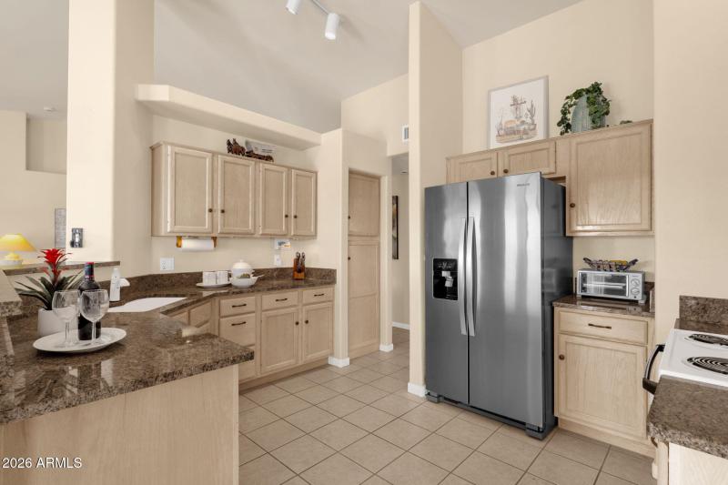 20-web-or-mls-16245-e-montrose-dr