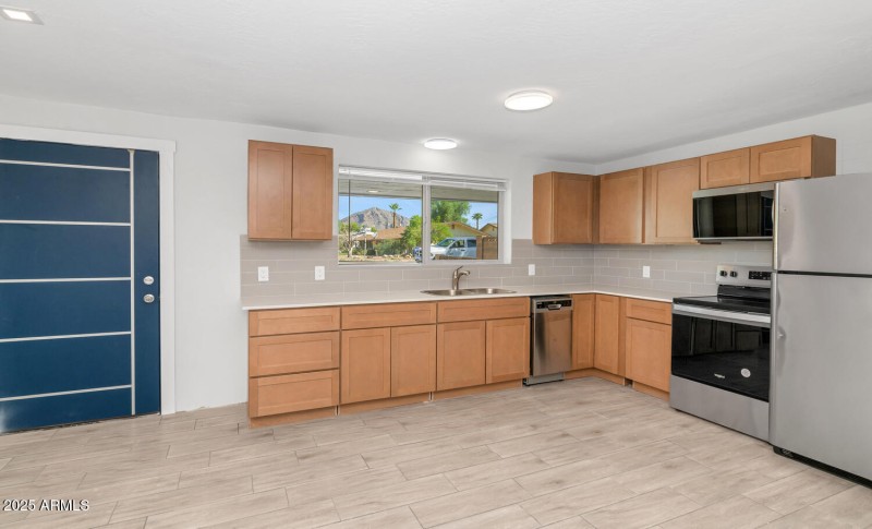 4821 E Sheridan St-large-014-026-4821 E