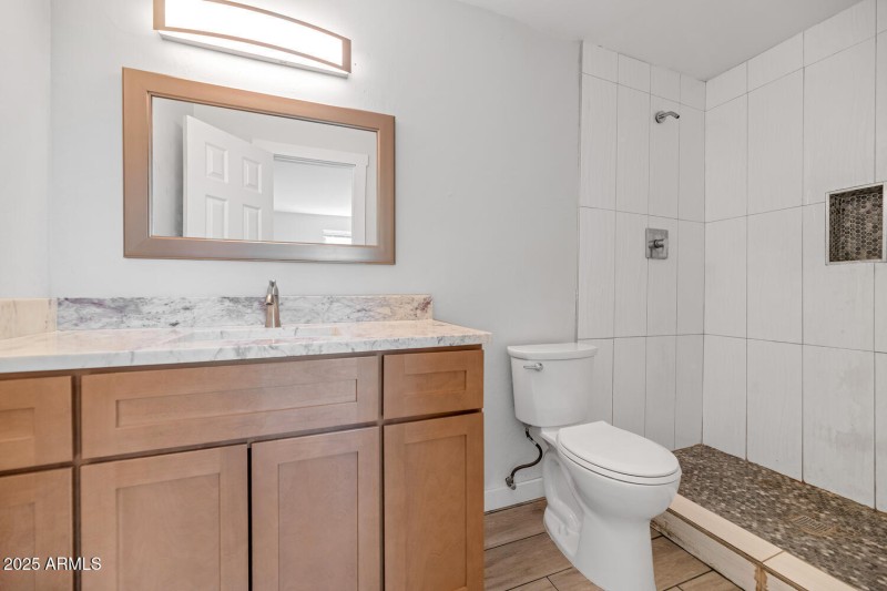 4821 E Sheridan St-large-020-041-4821 E