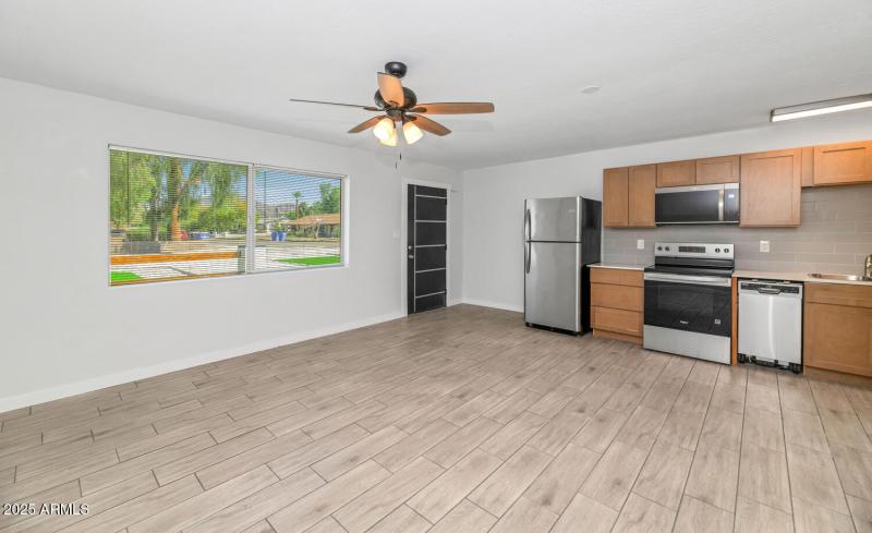 4821 E Sheridan St-large-028-029-4821 E