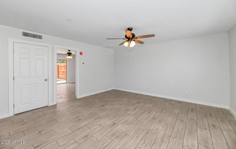 4821 E Sheridan St-large-029-047-4821 E