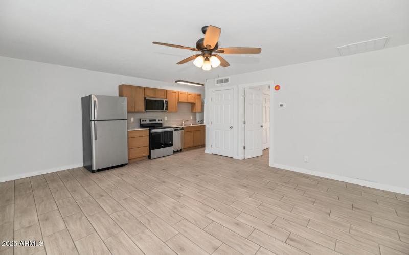 4821 E Sheridan St-large-030-032-4821 E