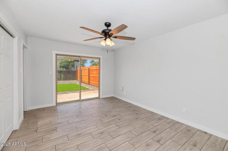 4821 E Sheridan St-large-032-056-4821 E