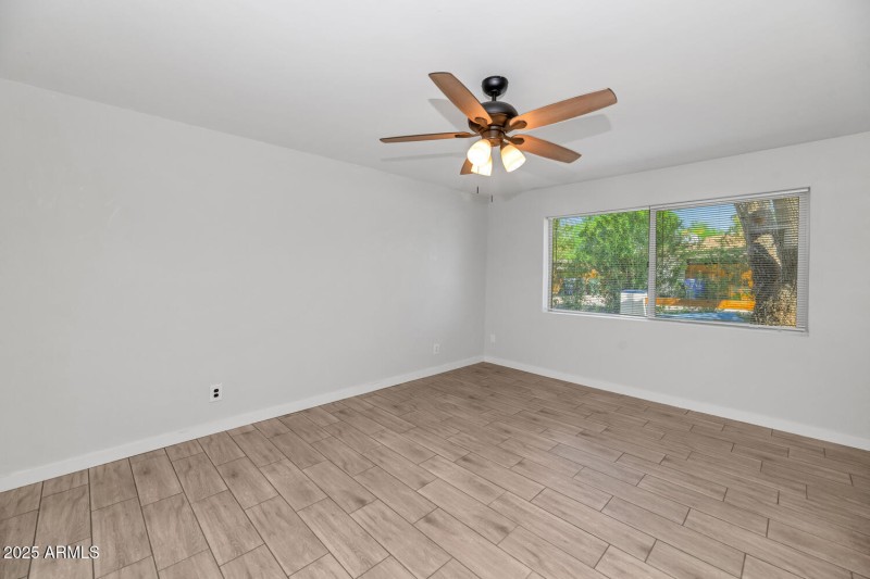 4821 E Sheridan St-large-051-040-4821 E