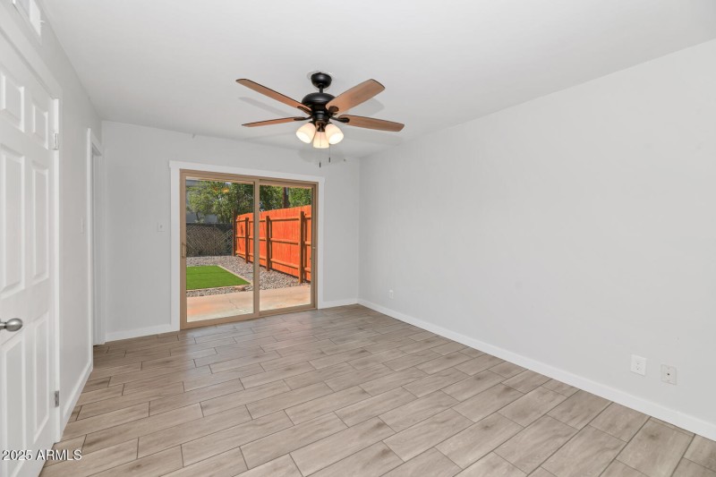 4821 E Sheridan St-large-055-042-4821 E