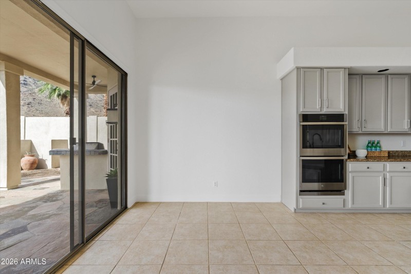 Spacious Kitchen w Walk In Pantry