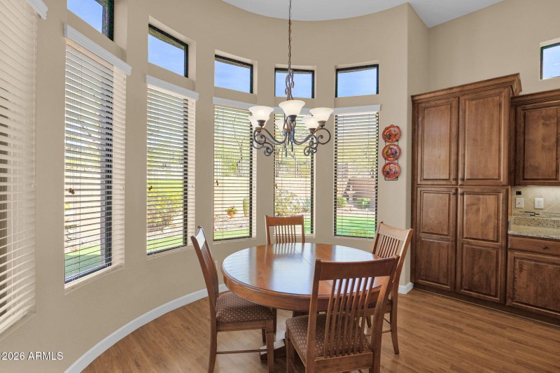 Breakfast nook/eat-in kitchen