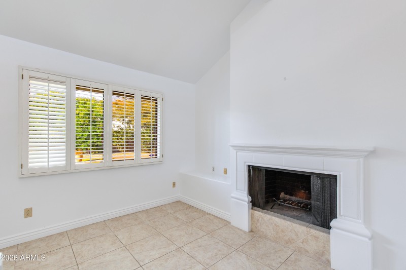 PIANO / READING ROOM