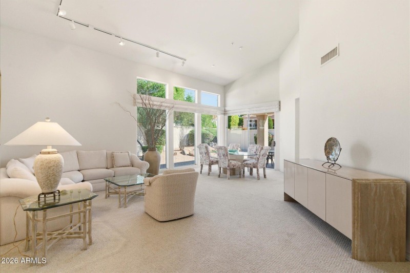 Open & airy living/dining