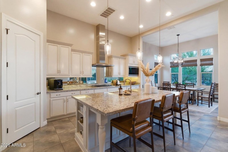 Bright Kitchen & Breakfast Area