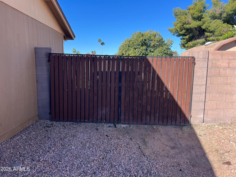 north RV gate 11'