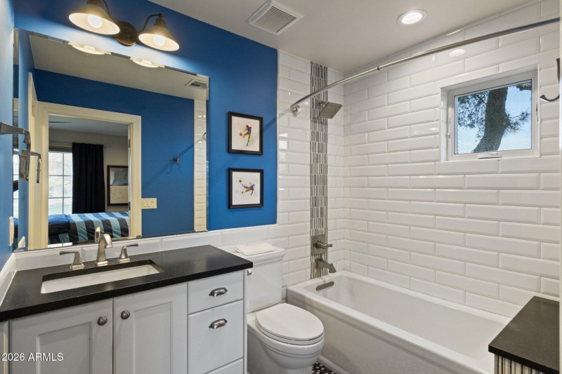 Private bath 4 to Bedroom 4