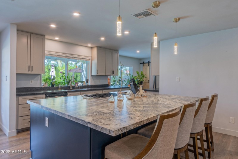 Huge island with gas cooktop