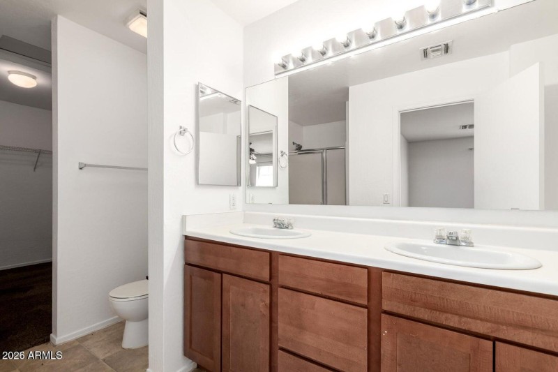 3124 W Maldonado Rd dual vanity