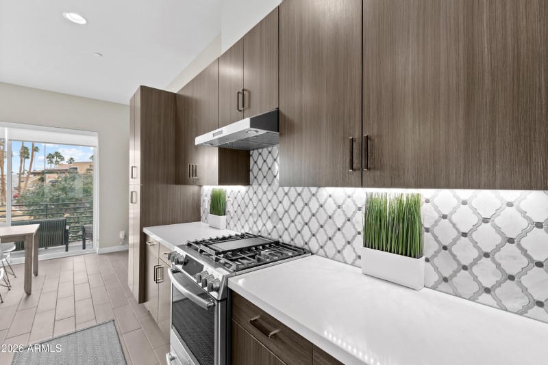 17_1717 e morten ave-17