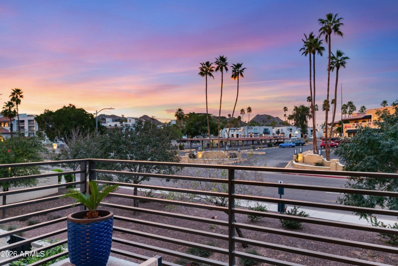 51_1717 e morten ave-twilight-1