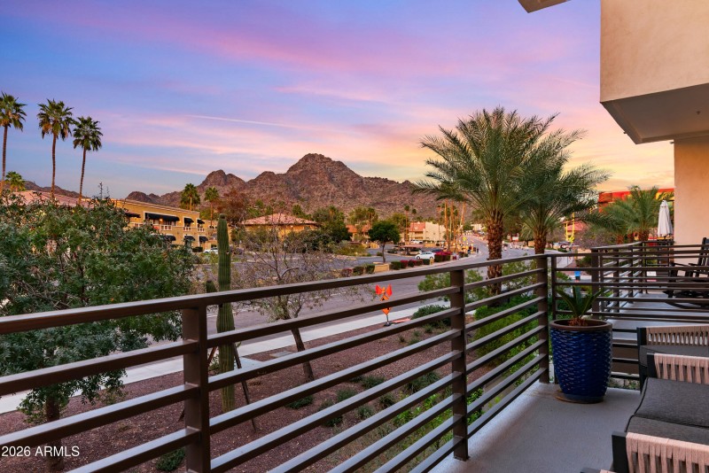 52_1717 e morten ave-twilight-2