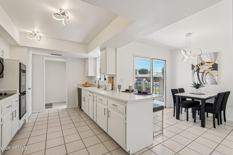 Spacious Kitchen w Breakfast Bar