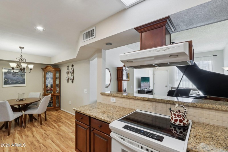 15-web-or-mls-N 100th Ave-S2502-015