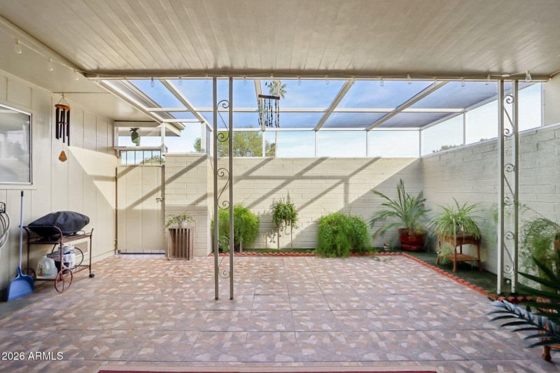 27-web-or-mls-N 100th Ave-S2502-027