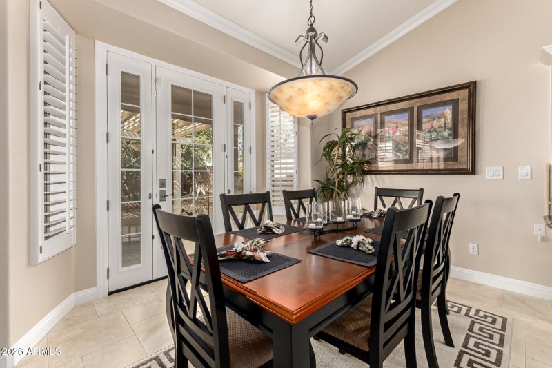 Breakfast area with side lights closed