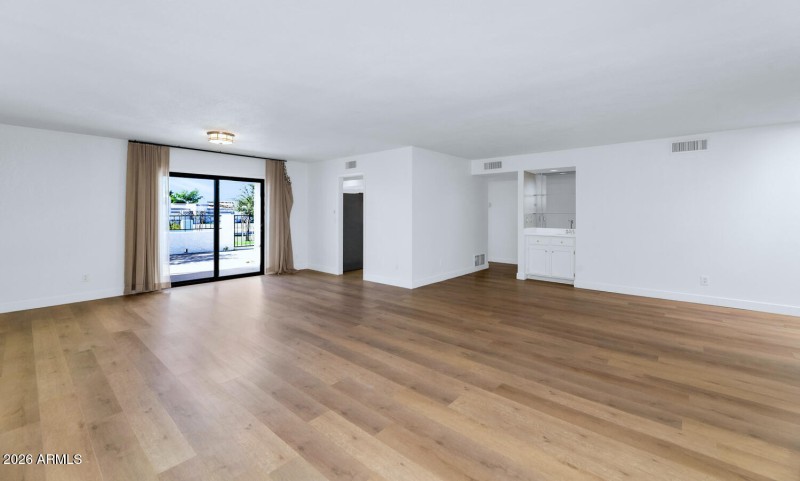 8151 E Del Joya Dr-large-004-012-TOD7926