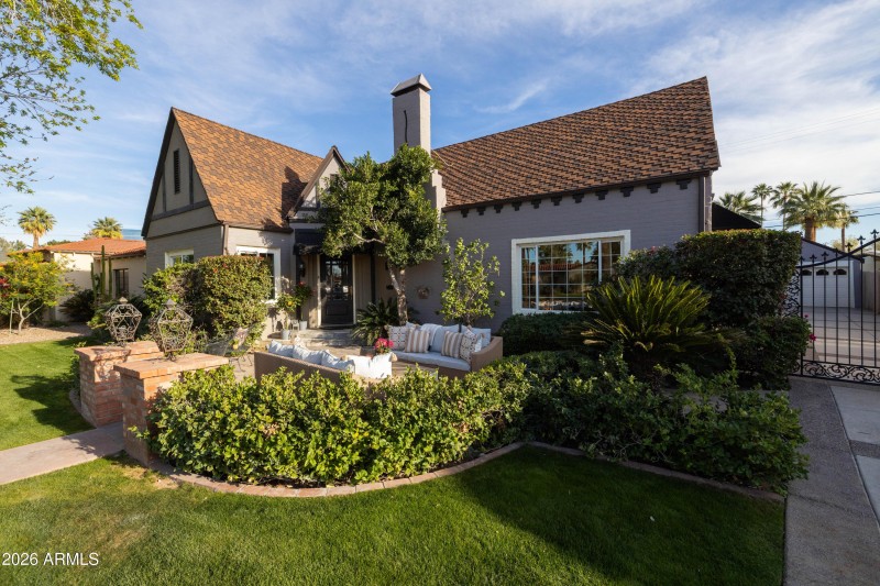 Large Front Courtyard