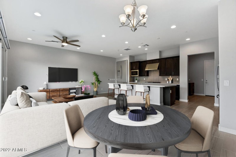 Via De Luna - Great Room