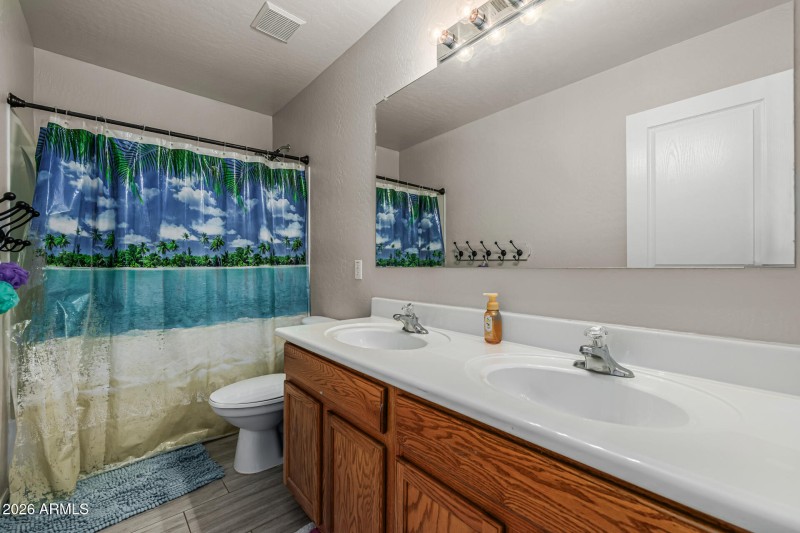 Upstairs Full Bathroom