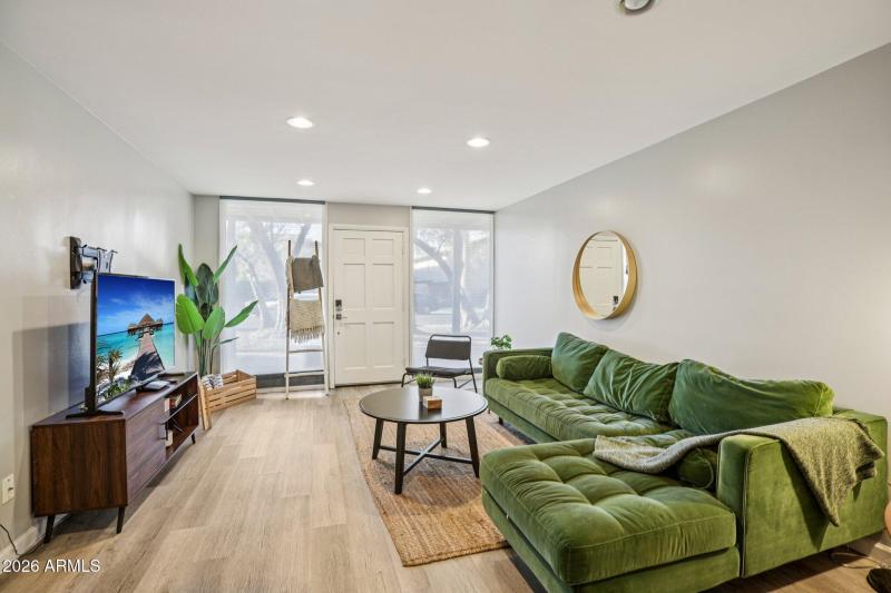 9-web-or-mls-E 4th St 8-S2702-007