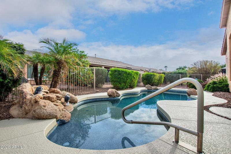 Pool w Water Feature