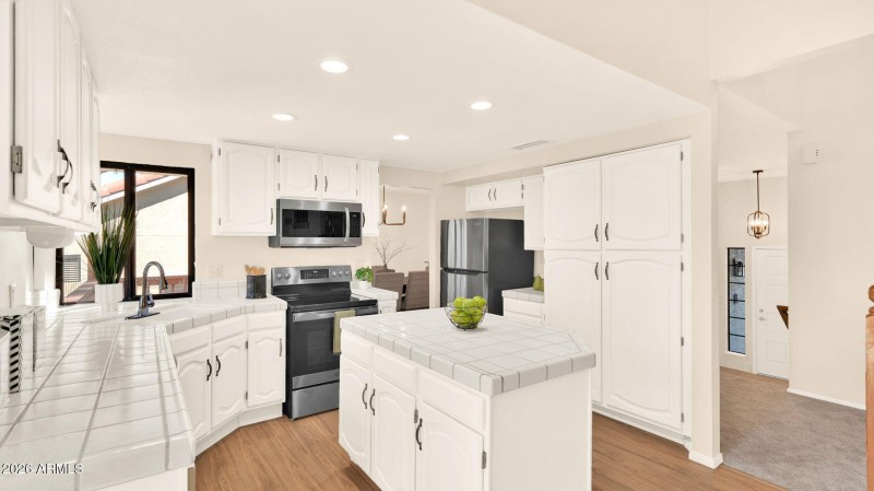 Light And Bright Kitchen