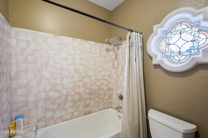 39 Bathroom 2 Tub-Shower