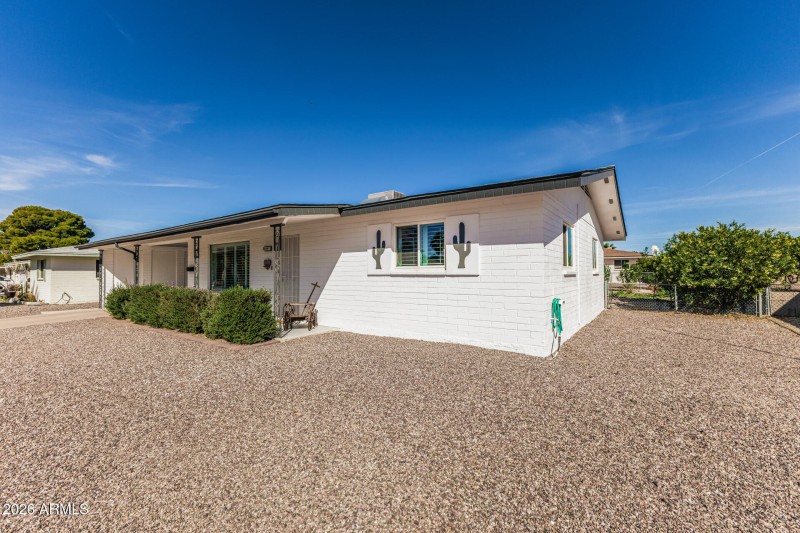 Lots of space on side of house