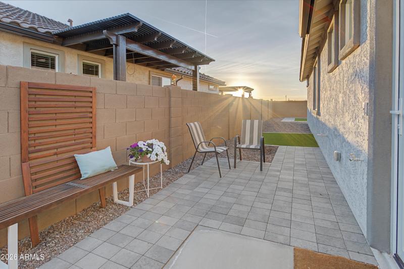 22b APT17_65_DSC00379 side yard best