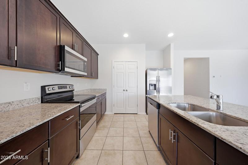 4) 68227-69a3595c3d094