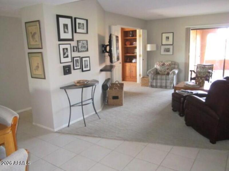 10 130 SUN FILLED LIVING ROOM