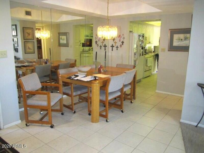 10 130 LIGHT AND BRIGHT DINING AREA