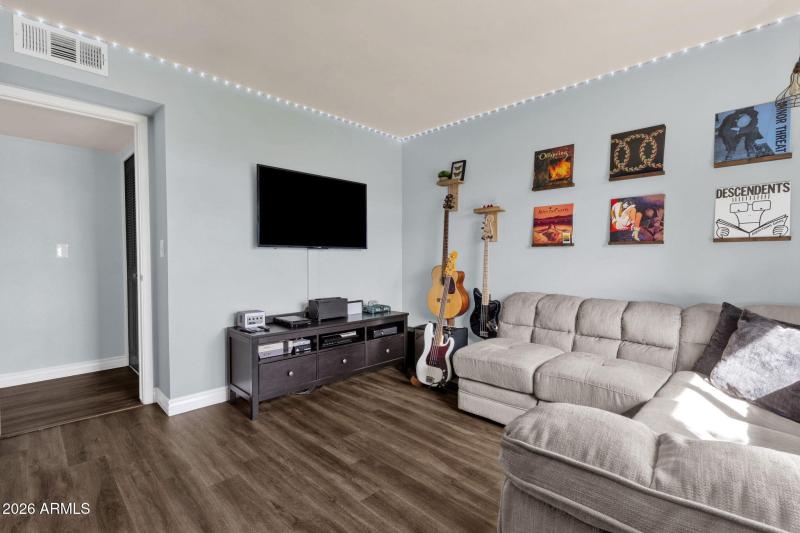 24-web-or-mls-4721-w-sweetwater-ave